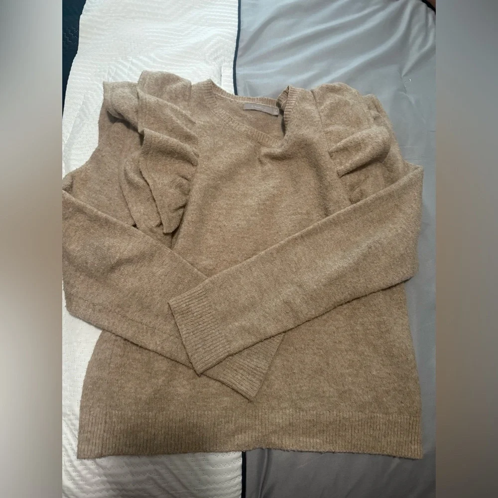 Women's Tan Sweater with Ruffle Detail - RED BY BKE (buckle brand) size MEDIUM - Picture 5 of 6